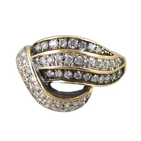 Ring i 14K guld med vita stenar, stl:18½ mm, bredd 3-15 mm, några stenar med slitage, något ojämn skena Vikt: 5,1 g