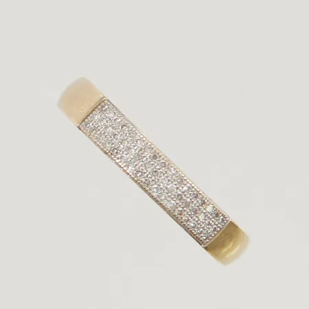 Ring med 51x små diamanter stl:17 bredd 4mm 18K 3,2g.