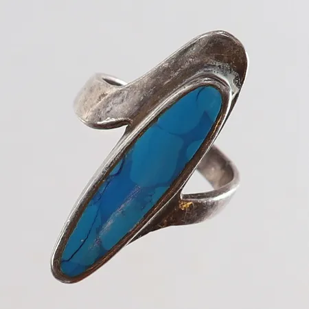 Ring med blå sten stl:16¾ bredd 3,5-31,5mm Silver 925/1000. Vikt: 6,6 g på auktion i Kista hos Pantbanken Sverige