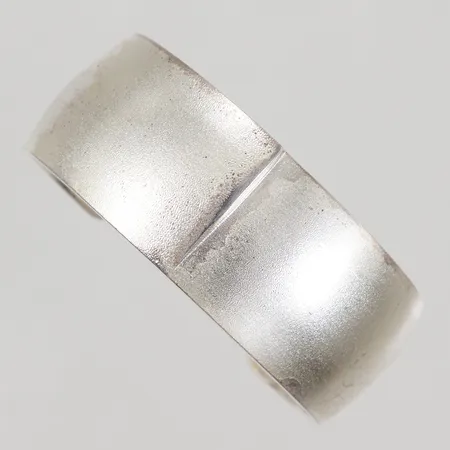 Stelt armband Lapponia Ø5,9cm, inre omkrets ca 18cm, bredd 2,5cm, år 1986, 925/1000 silver Vikt: 55,6 g