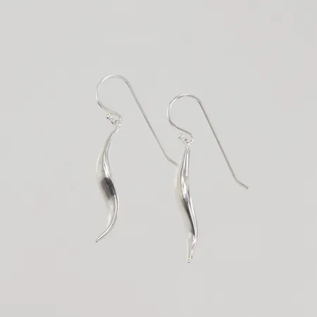Ett par örhängen längd 40mm, bredd 6,8mm, GHA 925/1000 silver Vikt: 4,5 g