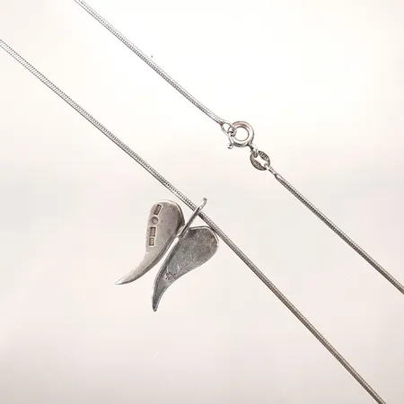 Kedja ormlänk med hänge "Angels" av Efva Attling kedjans längd 45cm hängets längd 25mm bredd 17mm små klämskador på ormlänken silver 925/1000 9,1g Vikt: 9,1 g