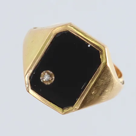 Ring med Onyx samt 8/8-slipad diamant 1 x 0,01ct stl:20½ bredd 4-17mm bucklig ihop löd 18K. Vikt: 7,4 g på auktion i Kista hos Pantbanken Sverige