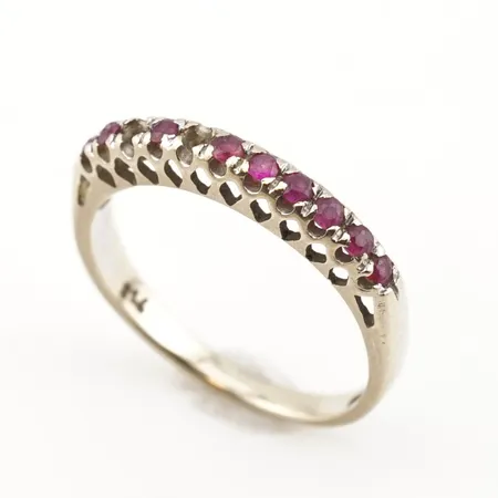 Ring m röda stenar, vitguld, stl 18(56), bredd 3mm, 18k, 2 stenar saknas Vikt: 2,4 g