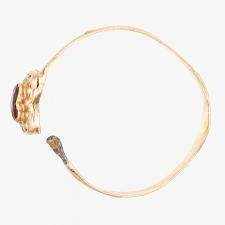 Ring med röd sten, trasig, gravyr, 18K Vikt: 1,1 g
