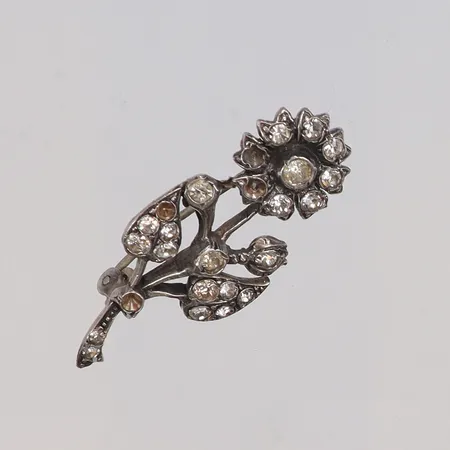 Brosch i form av blomma med vita stenar (flera saknas) 17x38mm 1900-talets första hälft silver 835/1000 Vikt: 5,6 g