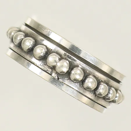 Ring med kulor och rörliga delar, stl 21, bredd 8,7mm Silver 925/1000 Vikt: 9,3 g