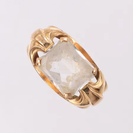 Ring med sten, stl:17½ bredd 2,7-10,3mm, gravyr. 18K Vikt: 3 g