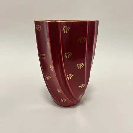 Vas Arthur Percy Gefle Röd Rubin höjd 20cm bruksslitage. 
