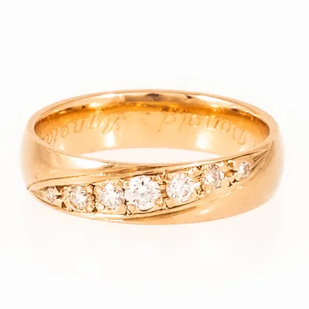Ring Schalins med 7 briljantslipade diamanter totalt 0,25ct stl:17¼ bredd 4,7mm, gravyr, stenar sticker ut på insidan, 18K 4,8g.