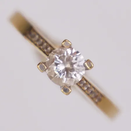 Ring vita stenar stl:17¾, bredd 2,3-5,7mm, 18K Vikt: 3,1 g