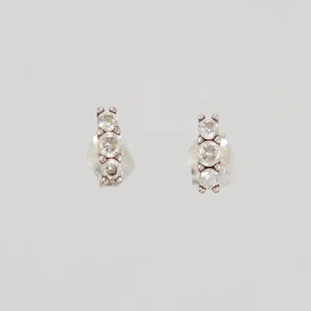 Ett par örhängen med vita stenar 8mm, bredd 2,9mm, 925/1000 silver Vikt: 1,3 g