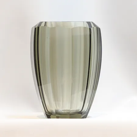 Vas troligen Asta Strömberg (1916-2011), Strömbergshyttan 1930/40-tal, gråtonad glasmassa, fasettslipad, osignerad, flertalet små nagg, höjd 16cm Skickas med postpaket.