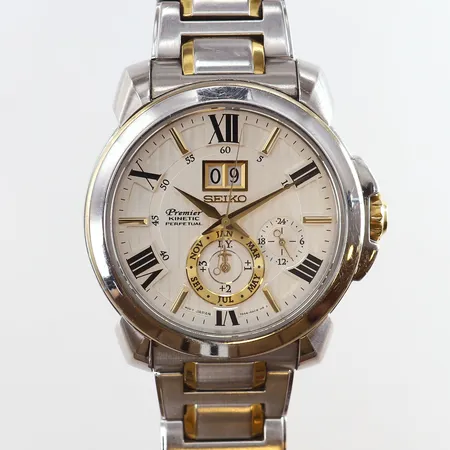 Herrur Seiko Premier stål quartz ref-nr. 7D56-0AE0 serie-nr: 832989 safirglas datum månad stållänk med guldfärgade detaljer två extra länkbitar kvitto 2020 manual box. 