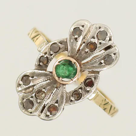 Ring med gröna och vita stenar, stl 19½, bredd 2-20mm, , skada på den gröna stenen, ovandel i Silver, skena i 14K Vikt: 4,6 g