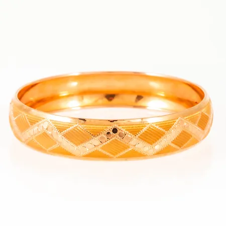Armring med mönstrad dekor Ø67mm innermått ca 21,5cm bredd 14,5mm, 18K 11,2g.