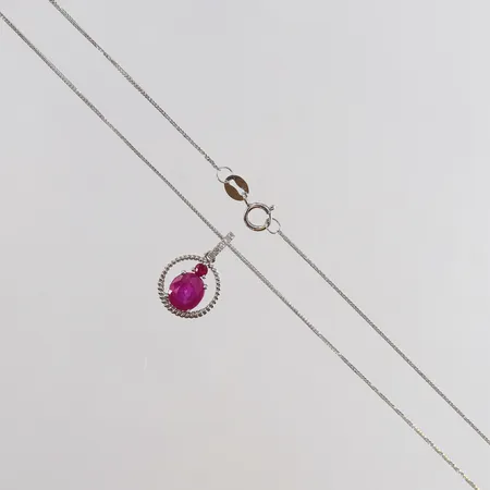 Collier med hänge med rubiner 1 x 0,99ct 1 x 0,035ct samt diamanter totalt 0,02ctv enligt IGI certifikat 2025 rapportnummer: 63J7172525 rubin indikerar på ingen värmebehandling längd 45,5cm bredd 0,4-9,5mm vitguld 14K. Vikt: 1,2 g