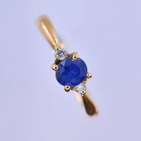 Ring med diamanter 2x0,02ct och safir stl: 17¼ bredd 2-5mm 18K. Vikt: 2,6 g
