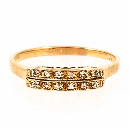 Ring med vita stenar stl:19 bredd 1,8-4,1mm, 18K 3,0g.