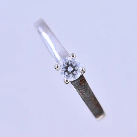 Ring med diamant 0,23ct stl: 19 bredd 2-4mm vitguld 18K. Vikt: 3,2 g