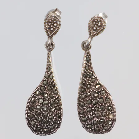 Ett par Örhängen med markasiter 18x42mm silver 925/1000 Vikt: 6,3 g