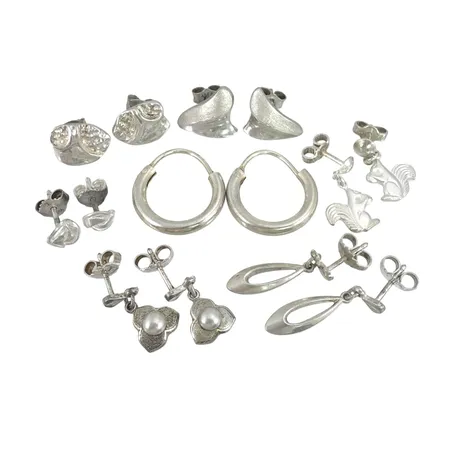 Örhängen i silver, sju par, varierande mått, creolernas diameter 18 mm Vikt: 12,3 g