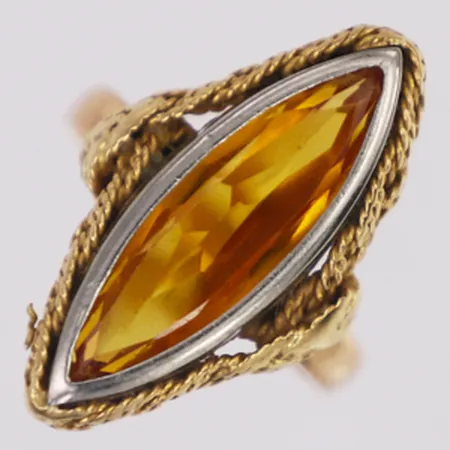 Ring orange sten infattad i vitguld stl:17½ bredd 3-24mm, sten lös, vass del, 18K Vikt: 5,8 g