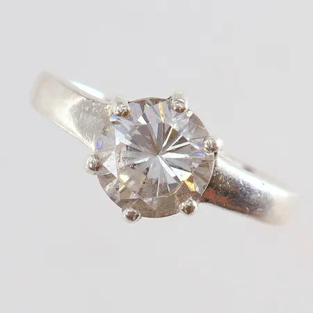Ring med vit sten stl:18¾ bredd 2,3-11mm Silver 925/1000. Vikt: 5,2 g på auktion i Kista hos Pantbanken Sverige