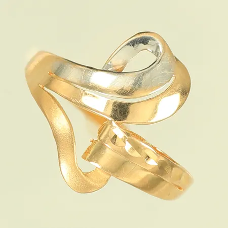 Ring tvåfärgad, stl 19¼ bredd 2-18mm, 18K Vikt: 2,1 g