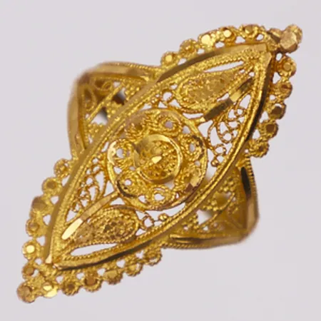 Ring mönstrad stl:17½, bredd 2,5-31mm, vass kant, 21K  Vikt: 3 g