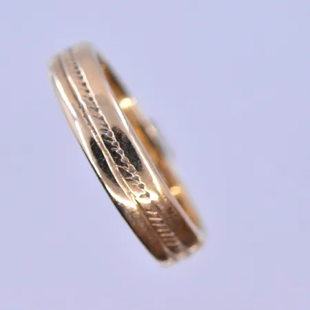 Ring, Bengt Hallberg Guldsmeds AB, stl 19, bredd 5 mm, 18K. Vikt: 6,4 g