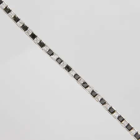 Armband med svarta och vita stenar längd ca 19,5cm, bredd 4mm, slappt kistlås, låsögglor, 925/1000 silver Vikt: 12,7g Vikt: 12,7 g