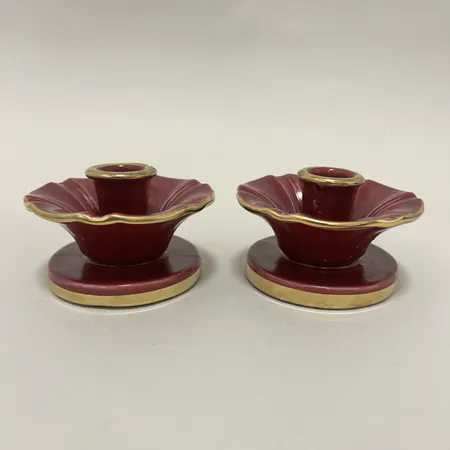 Två ljusstakar Arthur Percy Uppsala Ekeby Röd Rubin höjd 6cm bruksslitage vax rester. 