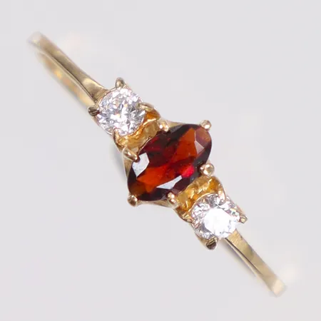 Ring med röd samt vita stenar stl:17½ bredd 1-5mm 14K Vikt: 1,1 g