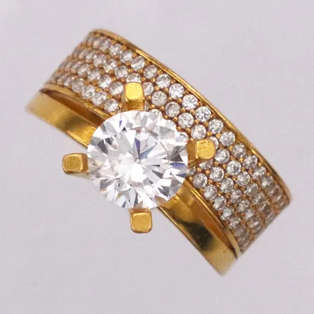 Ring vita stenar stl:18½ bredd ca 4-11mm, 21K Vikt: 4,5 g