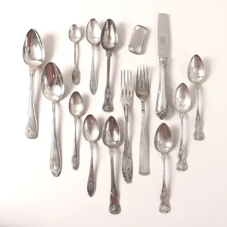 Diverse bestick, del i rostfritt stål, olika modeller, udda delar, gravyr, silver 830/1000 Vikt: 384,3 g