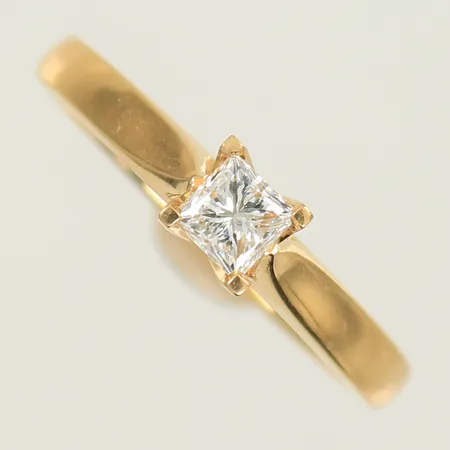 Ring med princesslipad diamant 0,50ct W Si enl gravyr, stl 19¾ bredd 3-5mm, Guldfynd, 18K 6,9g