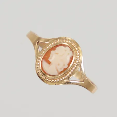 Ring med camé stl 17¼, bredd 1,5-10mm, skenan något skev, 18K Vikt: 1,2 g