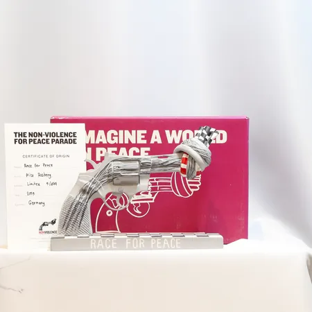 Skulptur Carl Fredrik Reuterswärd numrerad upplaga 5/499, år 2015 designad av Nico Rosberg för The non-voilence project, med certifikat, samt låda, längd 20 cm höjd 15 cm  Skickas med postpaket.