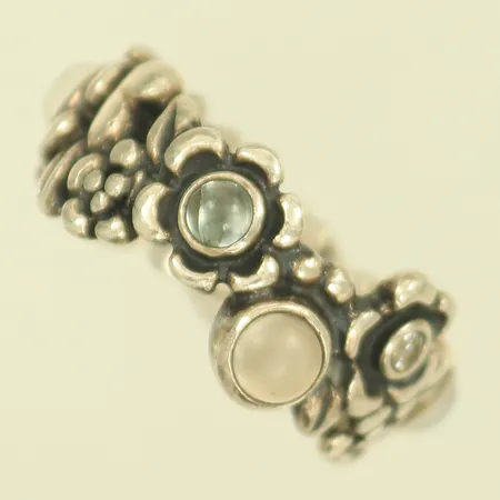 Ring med vita stenar, stl 15¾, bredd 8mm, Silver 925/1000 Vikt: 6,1 g