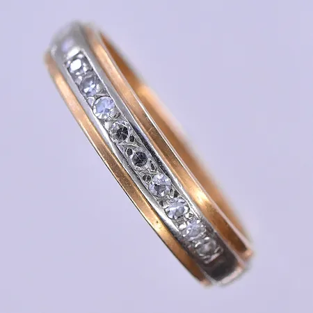 Ring med vita stenar stl: 17½ bredd 4mm vitguld/gulguld 18K. Vikt: 4,4 g