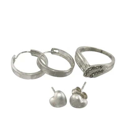 Ring och Örhängen i silver, ring stl: 15¾ mm, Markasiter, creolernas diameter 17 mm, hjärtanens storlek 7x8 mm, en plopp saknas Vikt: 4,4 g