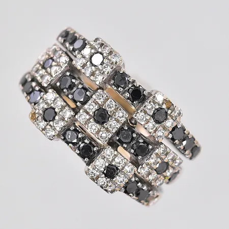 Ring med diamanter ca 0,36ctv och safirer ca 0,72ctv enligt gravyr stl:15¾ bredd 7,5-12mm vitguld, stenar saknas, vissa stenar har nagg  behov av omrodiering 18K Vikt: 12,1 g