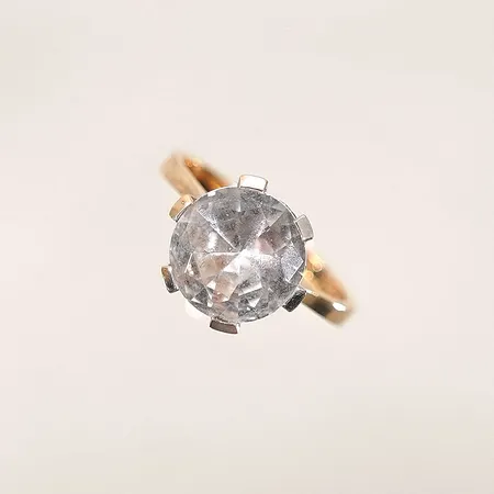 Ring med vit sten Stl: 17,25mm bredd 3-10mm 18k Vikt: 4,4 g