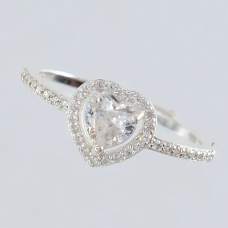 Ring med vita stenar stl:17¼ bredd 1,2-8mm Silver 925/1000. Vikt: 1,6 g på auktion i Kista hos Pantbanken Sverige