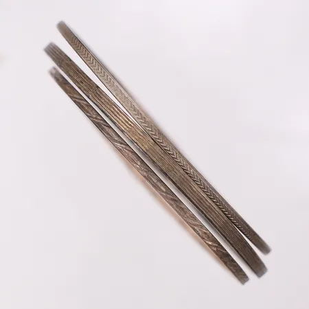 Armringar med mönsterdekor, ca Ø68mm bredd 2,1-3,0mm, skeva, buckliga, silver 830/1000 Vikt: 12,9 g
