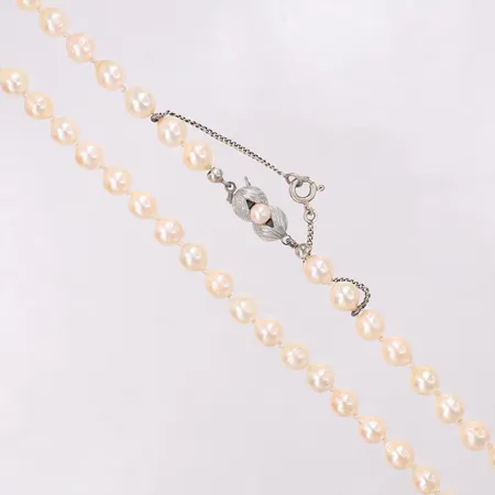 Pärlcollier odlade pärlor caØ6,4mm, längd 44cm, säkerhetskedja och lås i silver 925/1000, i behov av omträdning Vikt: 0 g