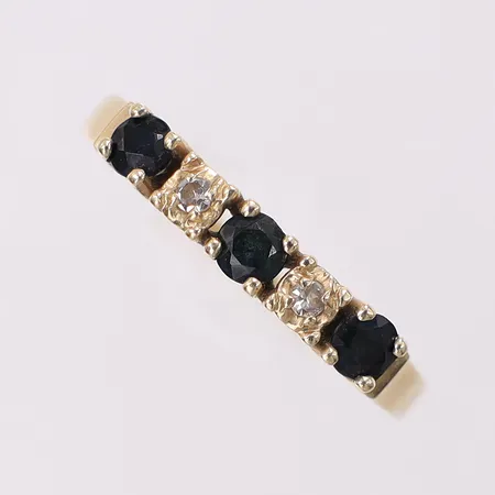 Alliansring med diamanter 2 x ca 0,02ct samt safirer stl: 18, bredd 1,4-3,1mm, 14K Vikt: 1,8 g