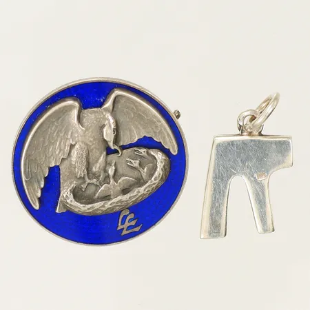 Diverse silver, hänge, brosch med emalj, gravyr, Silver 830/1000 Vikt: 11,1 g