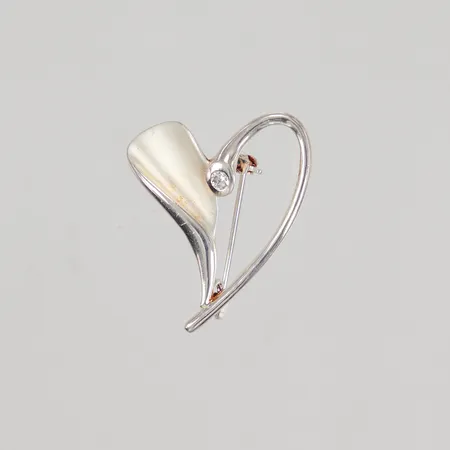 Brosch hjärta med vit sten, 37X30mm, GHA, 925/1000 silver   Vikt: 6,9 g
